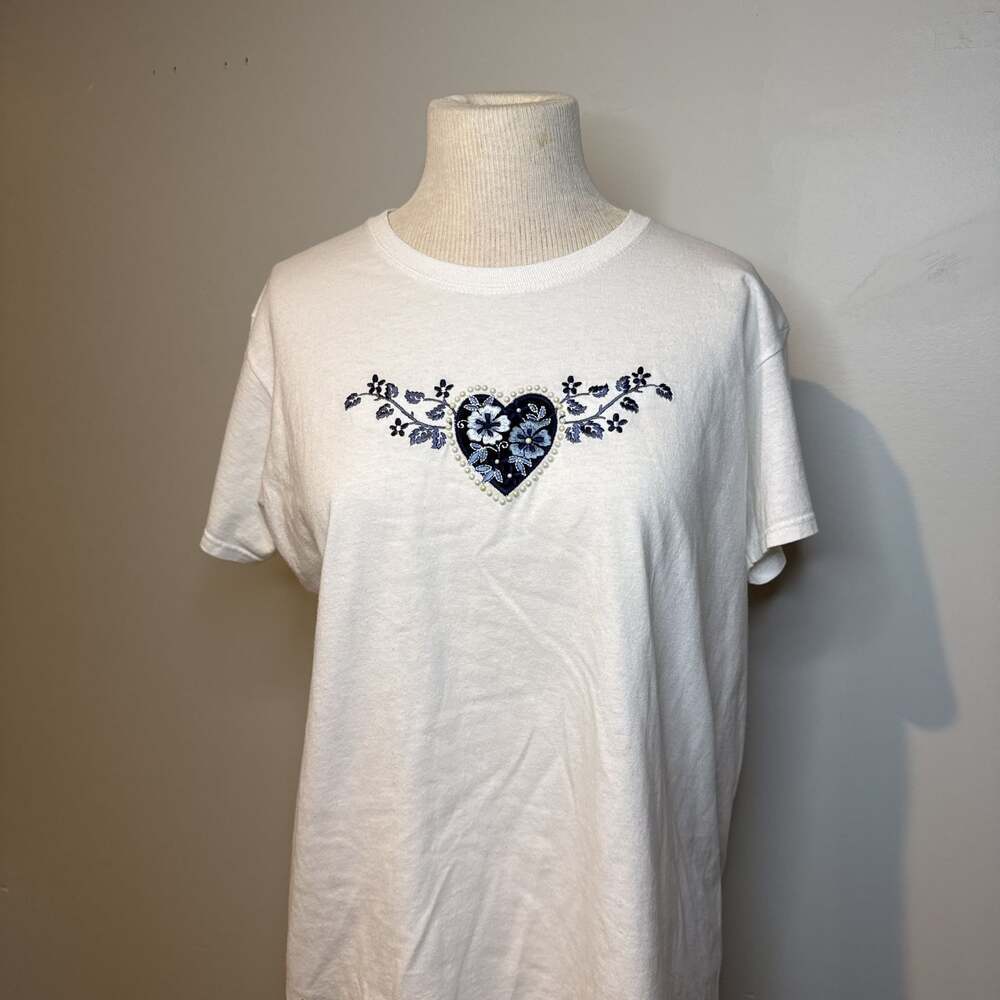 Vintage 90s Morning Sun Women's‎ Floral Heart Embroidered T-Shirt